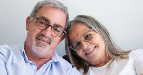 Pareja de adultos mayores sonriendo juntos