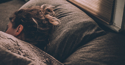 Ambiente tranquilo de dormitorio, asociado a la rutina de descanso nocturno