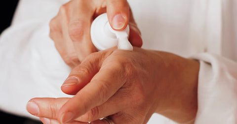 Aplicación de crema sobre la piel, ilustrando el uso de bálsamos tópicos