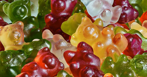 Gomitas de colores, representando gomitas con CBD y THC