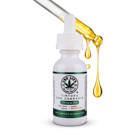 Gotero vertiendo aceite de tintura de CBD CBD Life sobre frasco de 30 mL